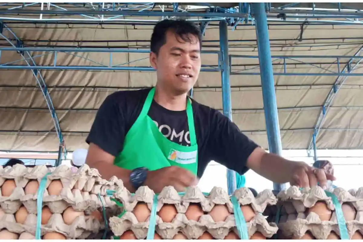 Hitunglah berat telur seluruh sumbangan yang diterima Ibu Irma!Cek Jawaban Materi Belajar dari Rumah