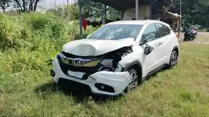 Mobil-HRV-berwarna-putih-yang-ringsek-saat-menabrak-mobil-terparkir.jpg