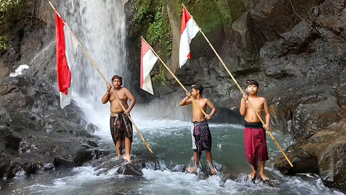 Anak-anak Rayakan HUT Kemerdekaan RI ke-76 di Taman Sari Waterfall