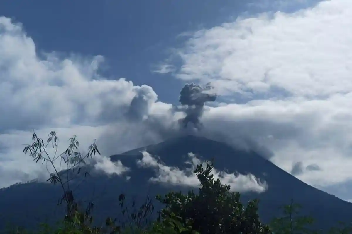 Gunung Ile Lewotolok di Lembata Meletus pada Jumat Pagi