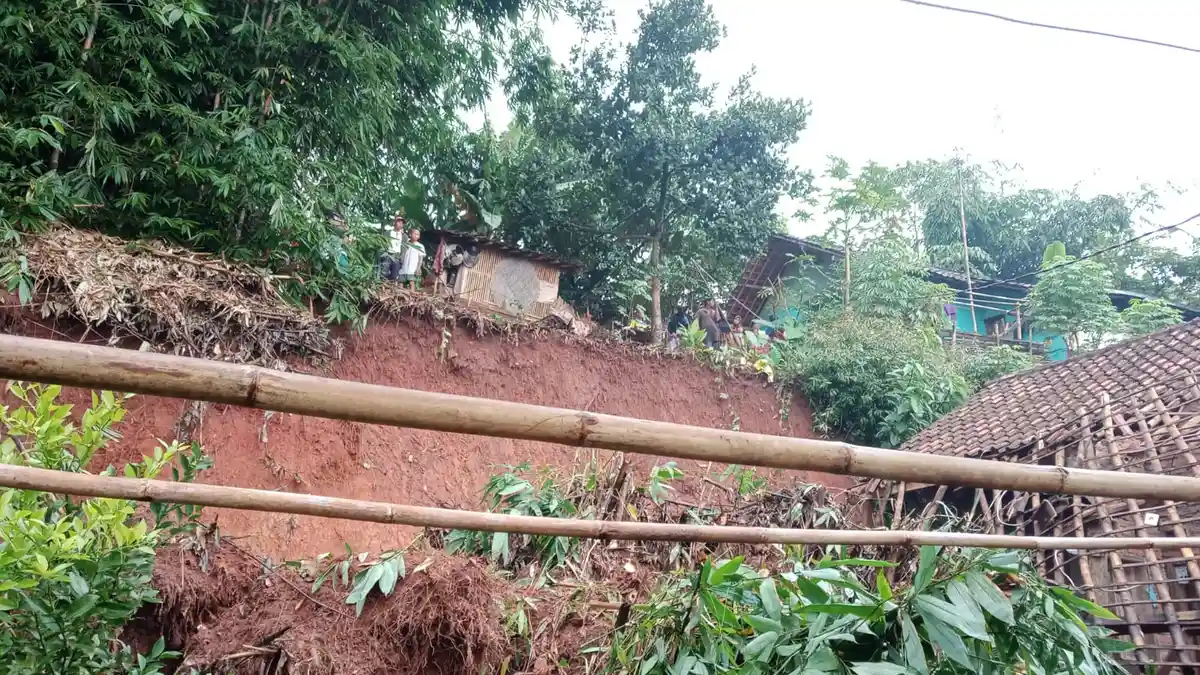 Hujan Deras Sore Ini Sebabkan Tebing Setinggi 7 Meter di Wado Longsor Timpa Rumah, 1 Meninggal Dunia
