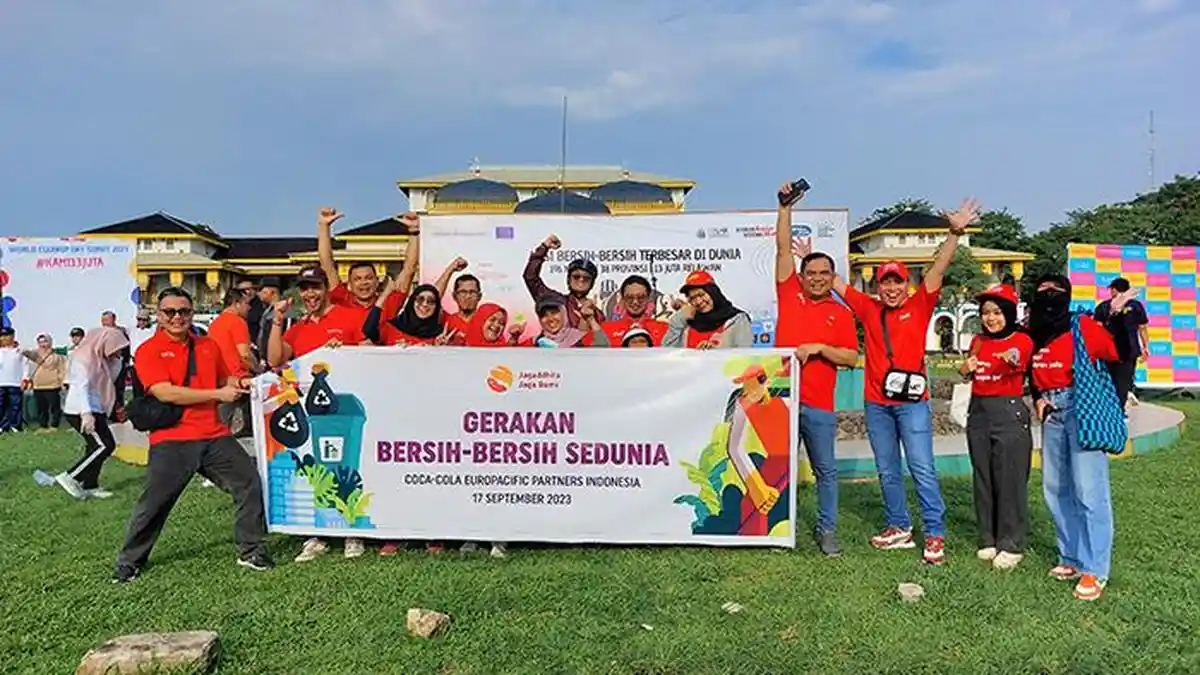 World Cleanup Day, CCEP Indonesia Ingatkan Pentingnya Pilah Sampah Lewat Aksi Bersih-Bersih Serentak