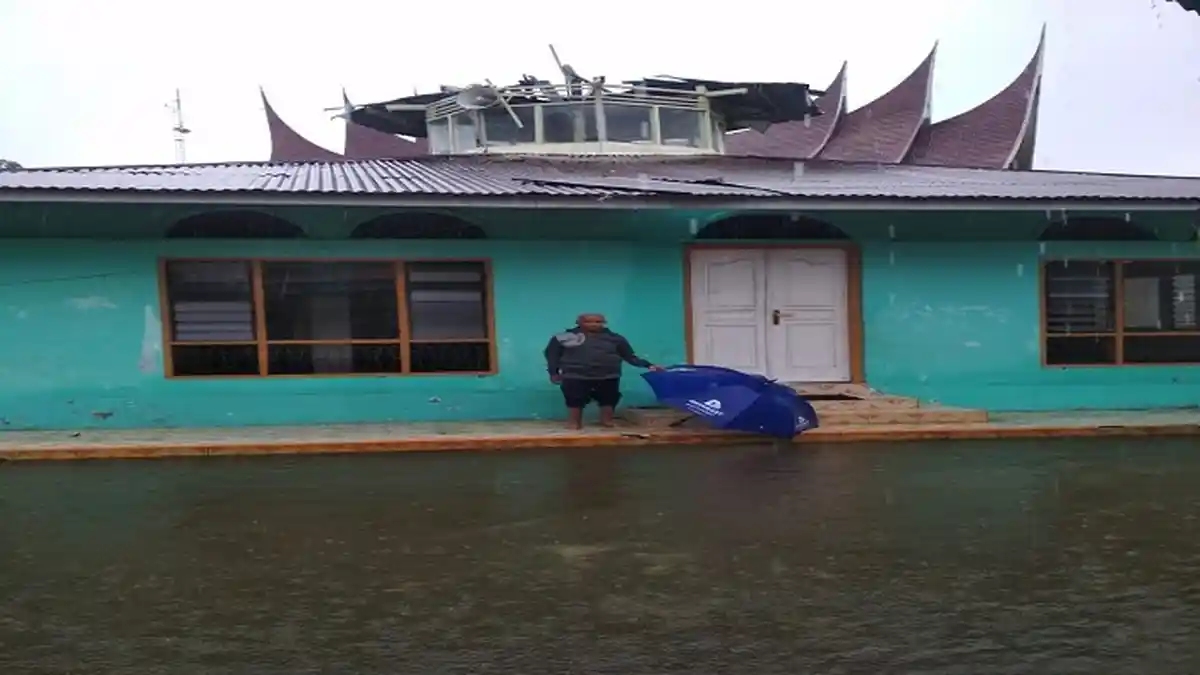 Lima Rumah Warga Gunung Pangilun Kota Padang Alami Kerusakan, Diterjang Angin Puting Beliung