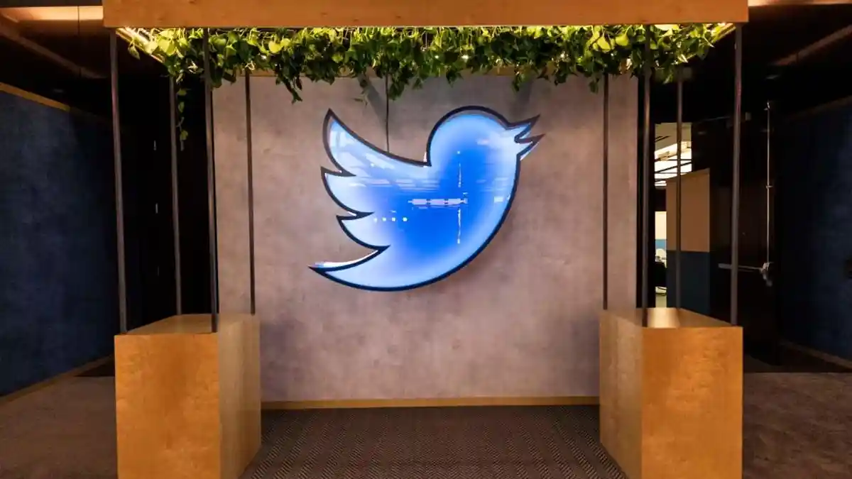 Elon Musk Lelang Ratusan Aset Kantor Berbau Twitter di San Fransisco