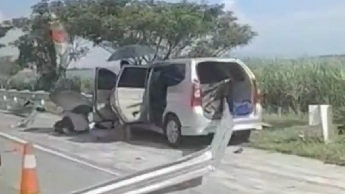 Mobil Oleng Hantam Pembatas Jalan di Tol Pejagan-Pemalang KM 275A, Sopir Diduga Mengantuk