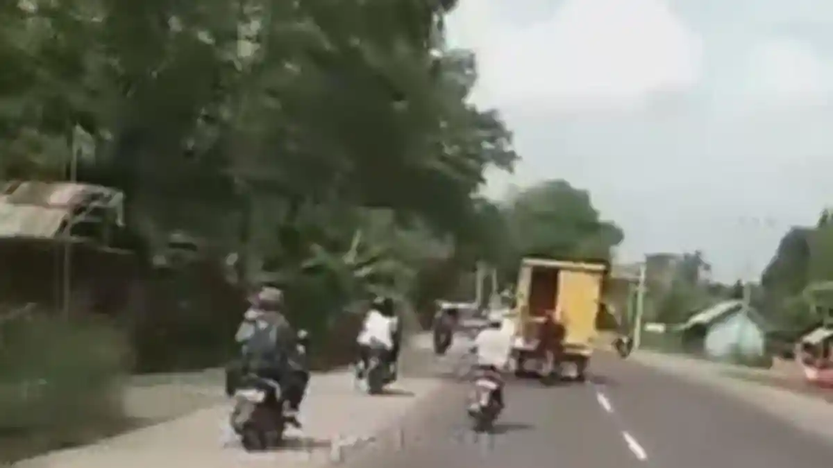 Viral Video Detik-detik Bajing Loncat Bongkar Mobil Boks yang Berjalan di Palembang-OKU