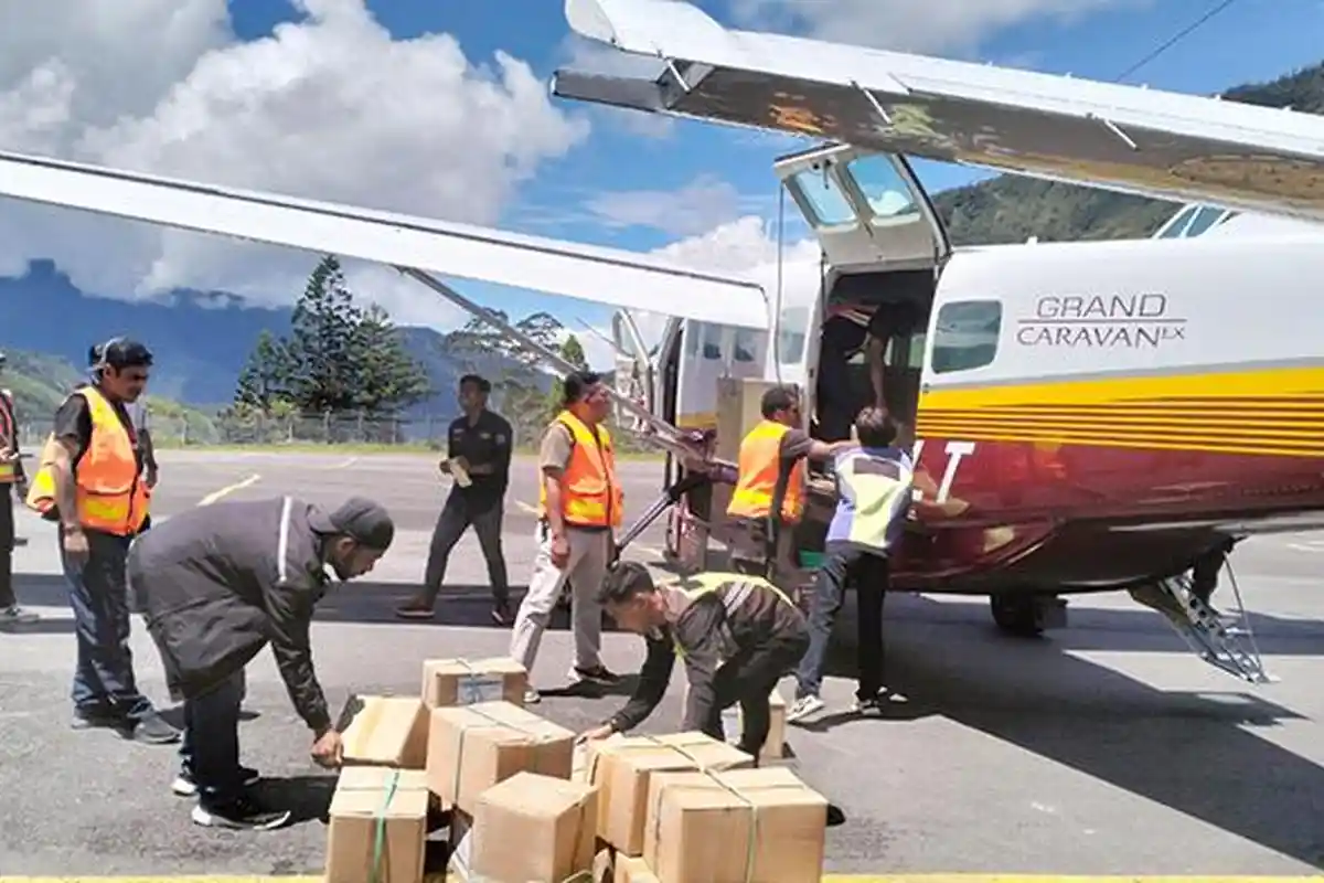 TNI-Polri Kawal Pergeseran Logistik Pemilu 2024 dari Wamena Menuju Puncak Jaya Papua Tengah