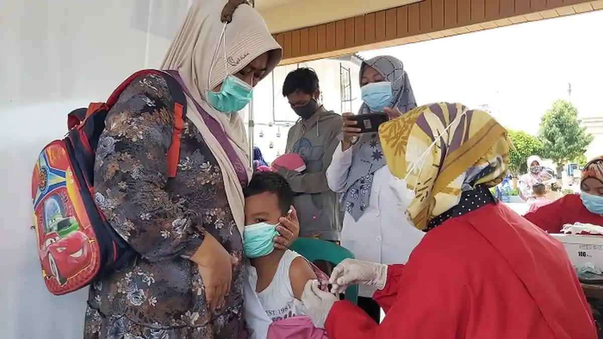 Anak Mengalami KIPI Usai Divaksin Covid? Jangan Khawatir, Begini Cara Menangani