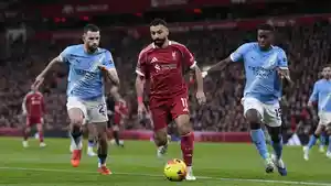 Salah-pemain-Liverpool-yang-diadang-pemain-Man-City-dalam-Liga-Inggris.jpg