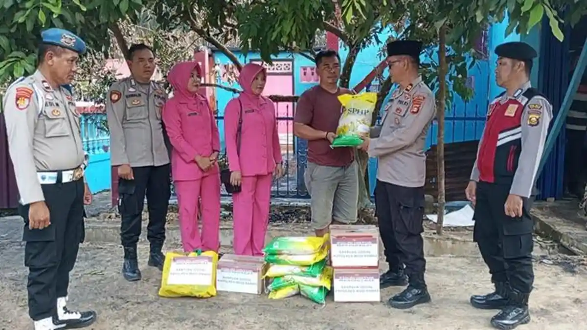 Ringankan Beban Korban Kebakaran di Jayaloka, Polres Musi Rawas Salurkan Bantuan Sembako - Sripoku.com