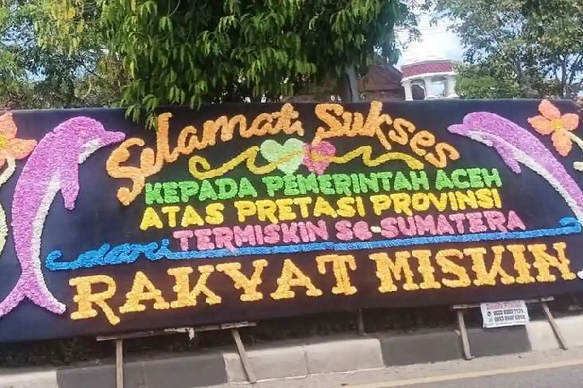 Papan Bunga ‘Aceh Termiskin’ Berjejer di Depan Kantor Gubernur