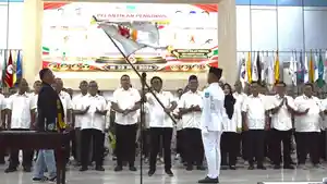 Ketum-KONI-Kota-Langsa-Saifullah-saat-mengibarkan-bendera-KONI.jpg