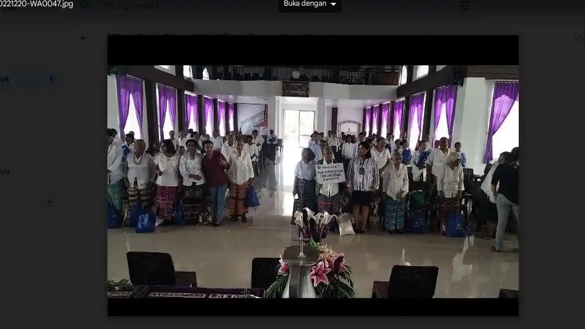Jelang Natal YBKM Berbagi Dengan Lansia di GMIT Petra SoE 