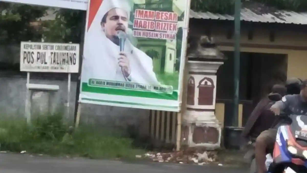 Baliho Habib Rizieq Gagal Dicopot di Kampung Ini, Malah Petugas Sudah Copot Dipaksa Pasang Kembali