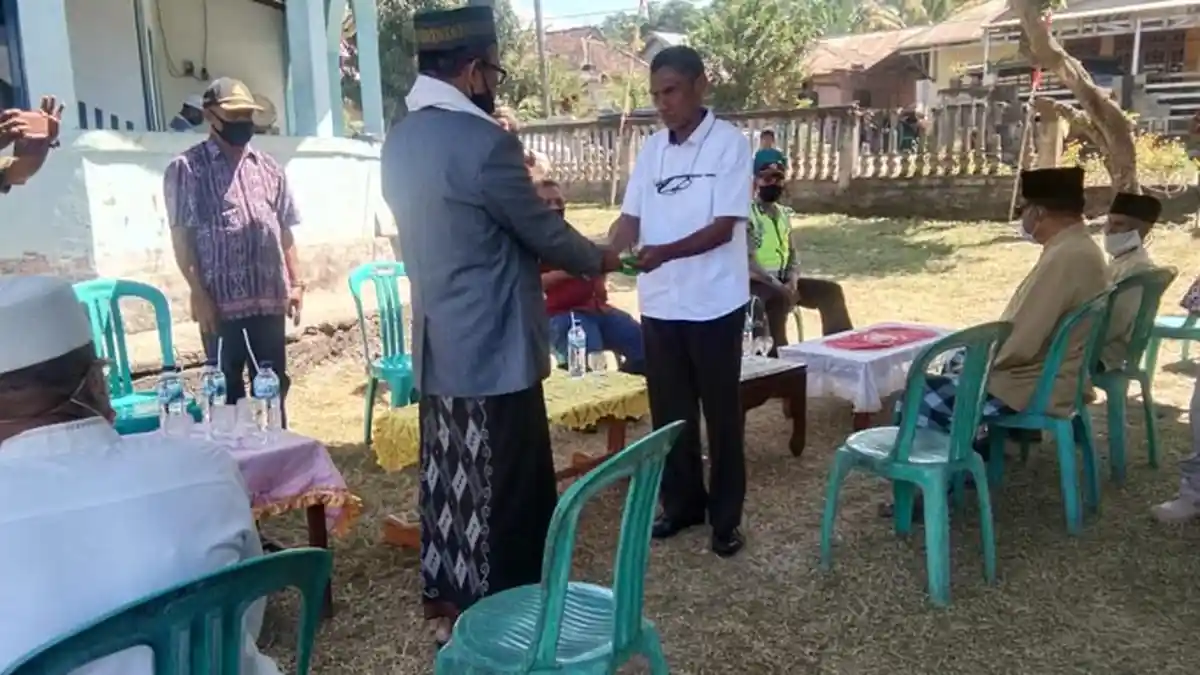 Wabup Marianus Serahkan Hewan Kurban untuk Umat Muslim di Aewoe