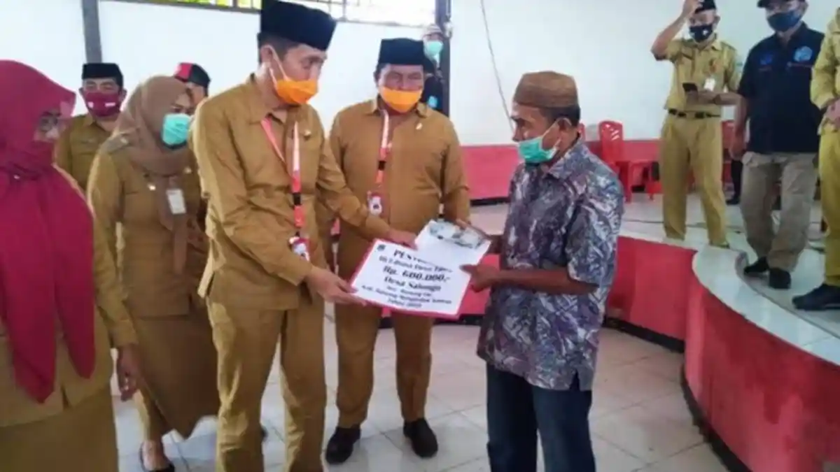 83 Kepala Keluarga di Desa Salongo Terima BLT Dandes Tahap Tiga