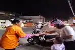 ATUR-PARKIR-Herlina-Wati-Juru-Parkir-Perempuan-di-Kota-Kupang.jpg