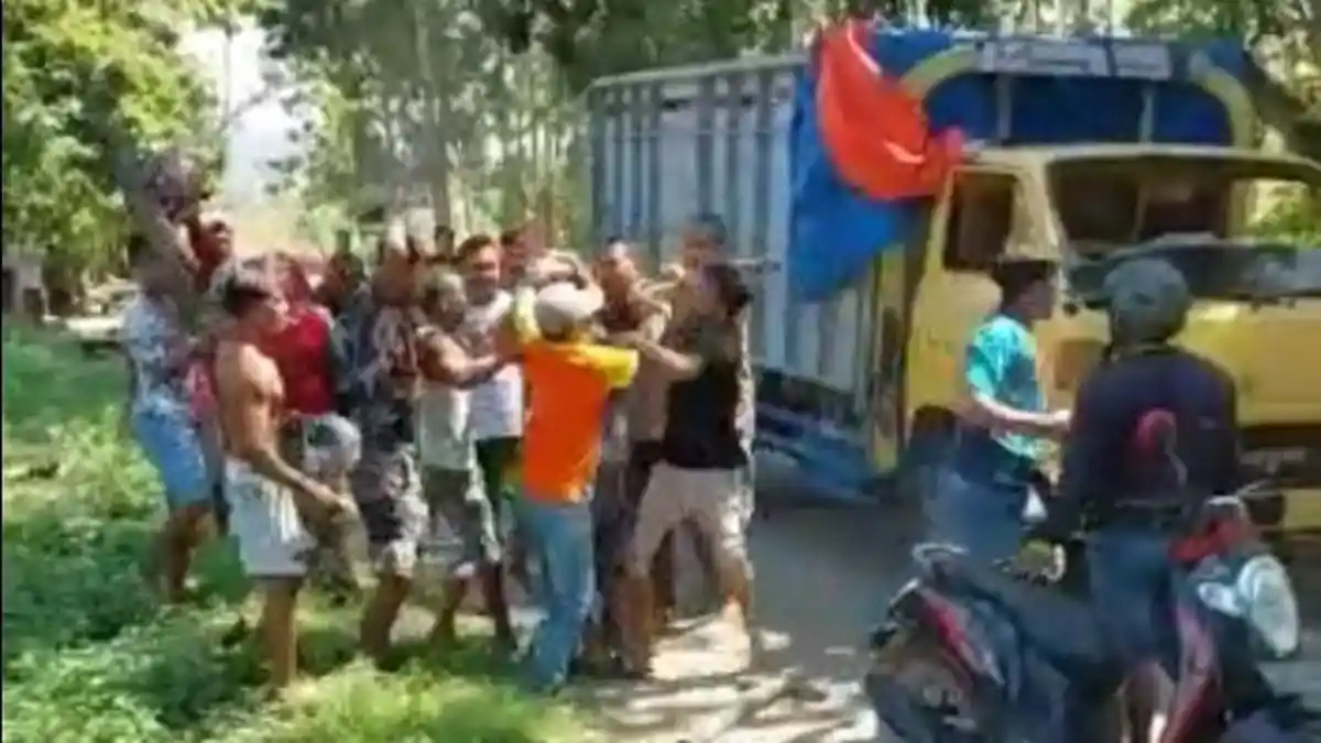 Viral Beredar Video Pengeroyokan Sopir Truk Oleh Massa di Blora, Diduga Pelaku Kejahatan