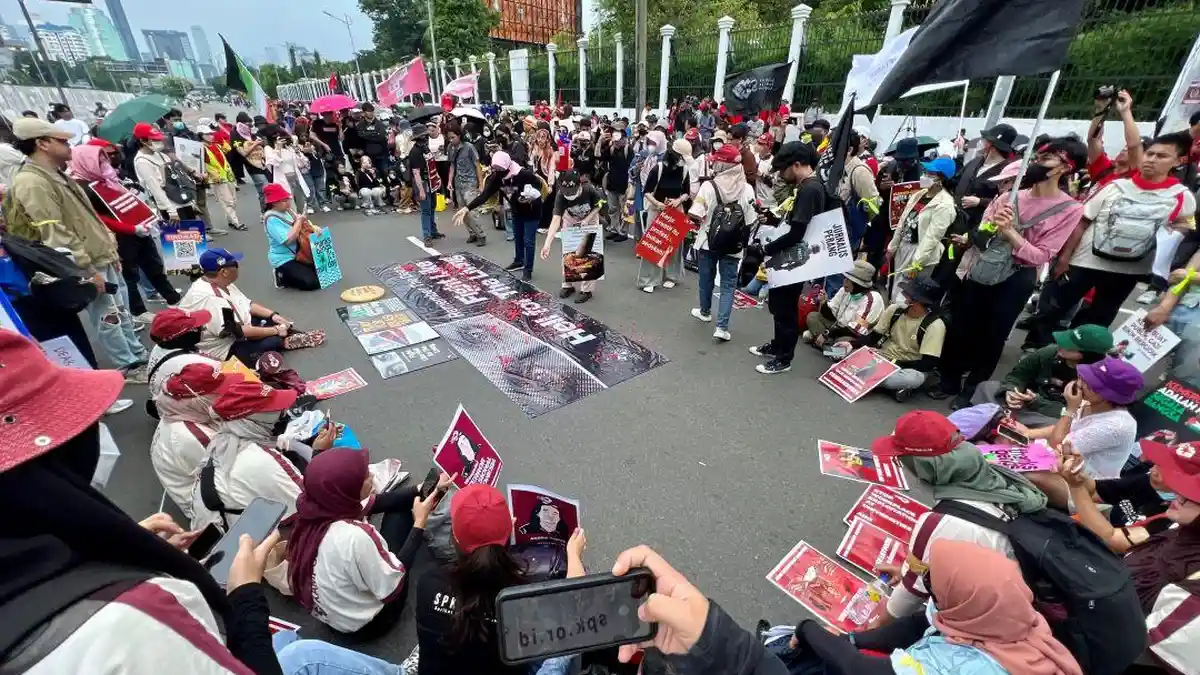 May Day 2026: Buruh Tabur Bunga untuk Korban Kereta Bekasi di Depan DPR RI