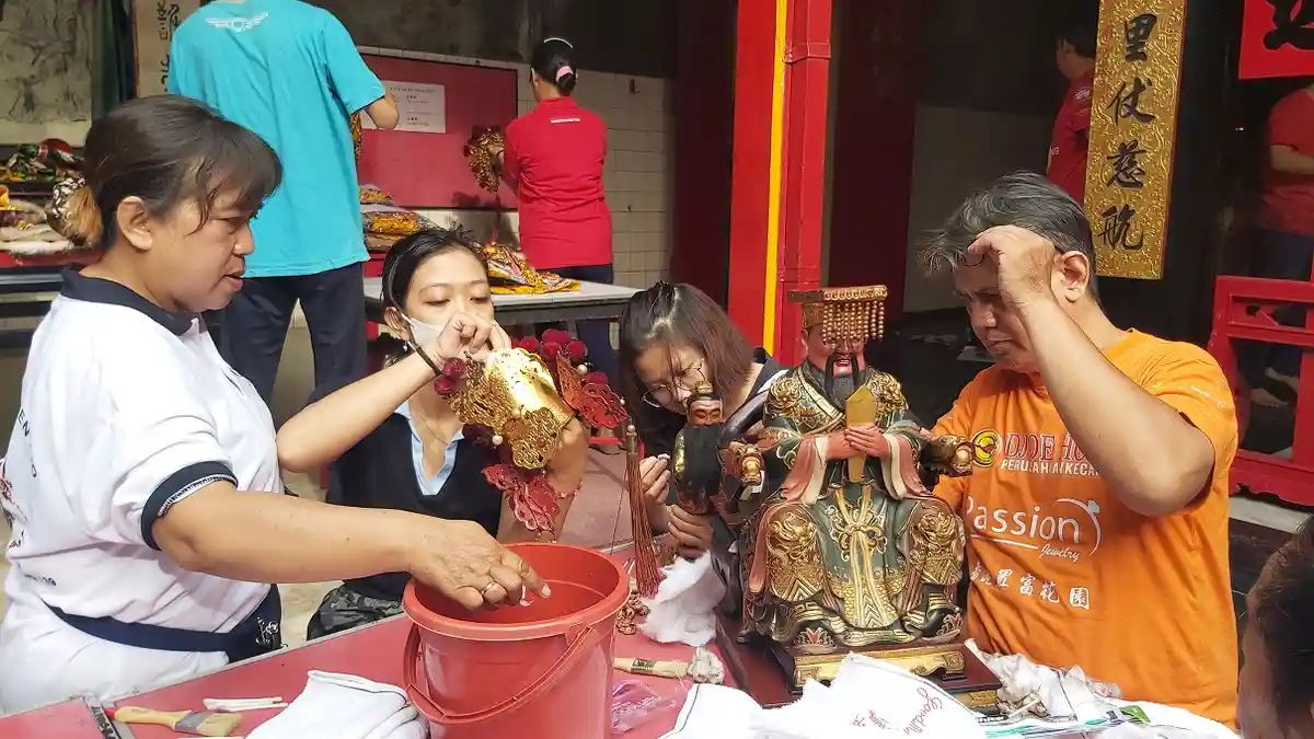 Jelang Imlek, Ratusan Patung Dewa di Kelenteng Tek Hay Kiong Tegal Dimandikan Air Kembang