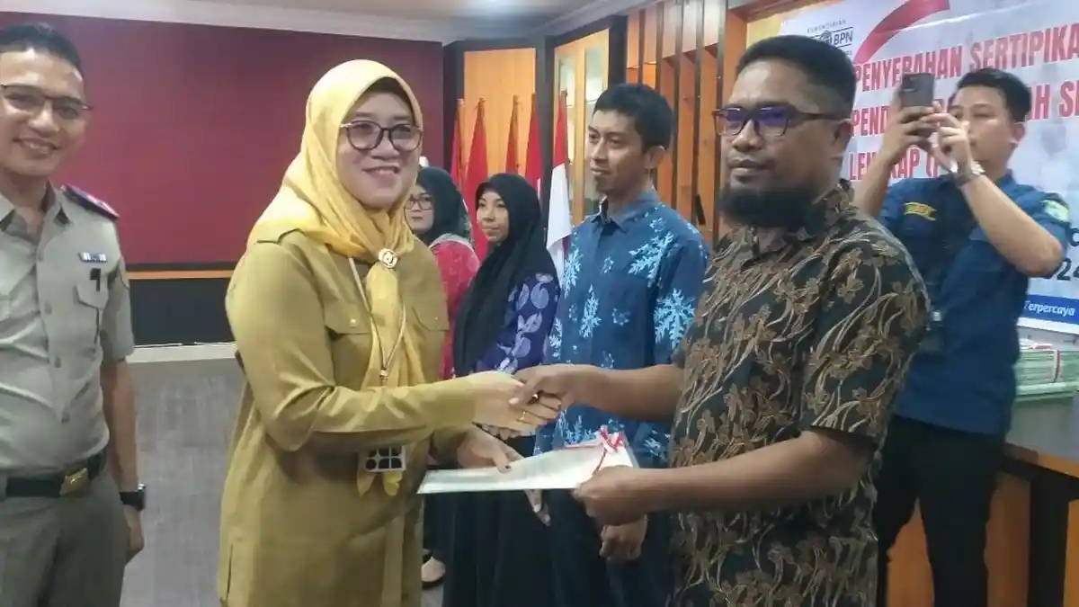 Percepat Program PTSL, Wakil Bupati Pasangkayu Serahkan Sertifikat Tanah Kepada Sejumlah Masyarakat