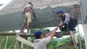 polisi-bantu-bangun-rumah.jpg