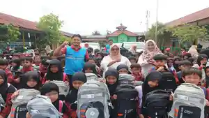 Manager-PLN-UP3-Pontianak-bersama-Kepala-Sekolah-SDN-07-Sungai-Raya.jpg