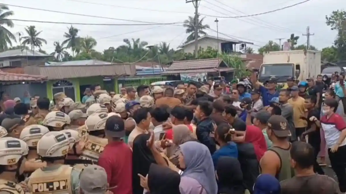Turunkan Bra Bergantungan di Kantor Kepala Desa yang Selingkuh, Satpol PP Bentrok dengan Warga