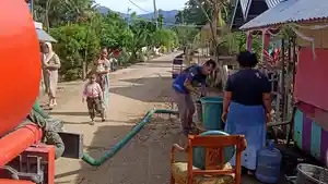 BPBD-Provinsi-Gorontalo-saat-menyalurkan-air-bersih-untuk-korban-banjir-bandang.jpg