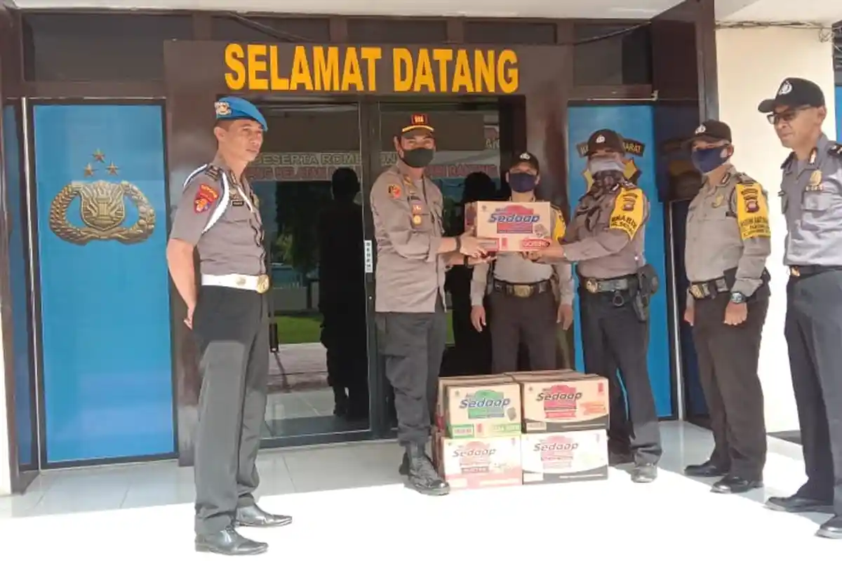 Kapolsek Singkawang Selatan Serahkan Bantuan Mie Instan untuk Warga Terdampak Pandemi Covid-19