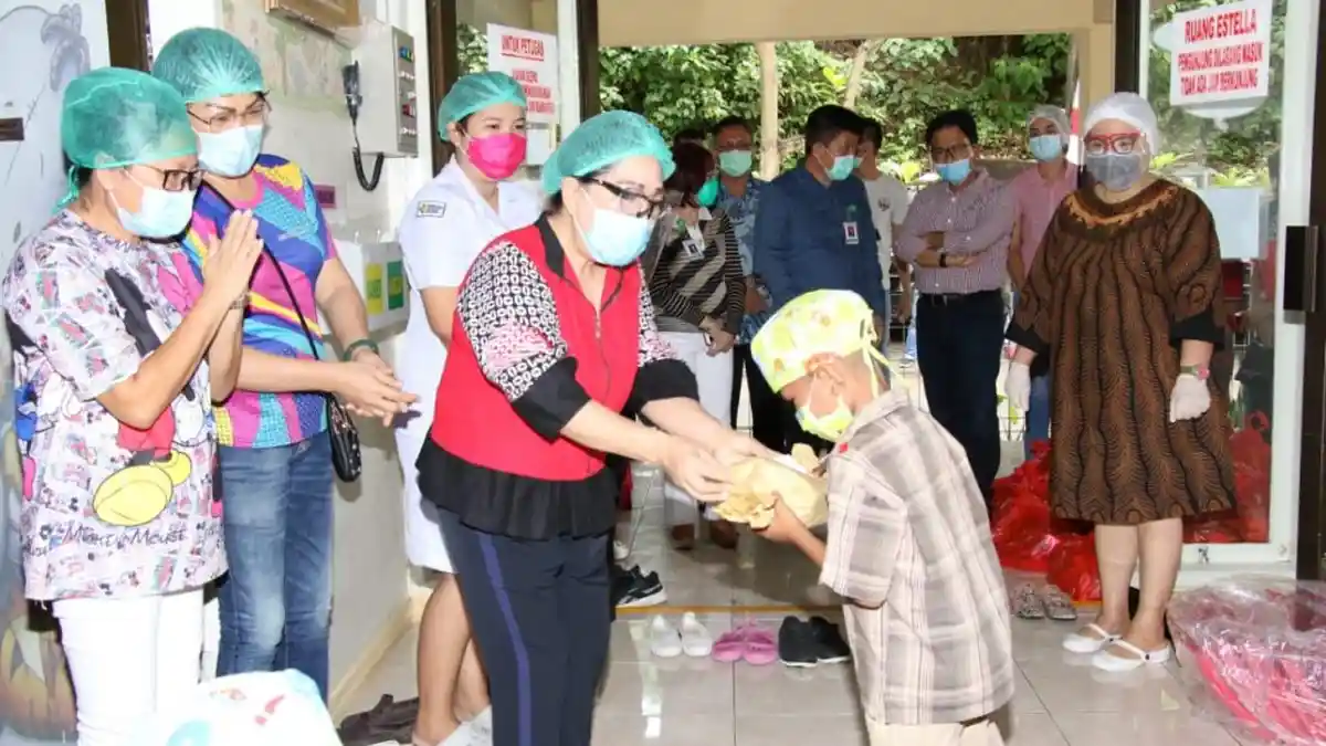 Ketua TP PKK Berbagi Kasih di Hari Anak Nasional, Temui Pasien Anak Klinik Estela