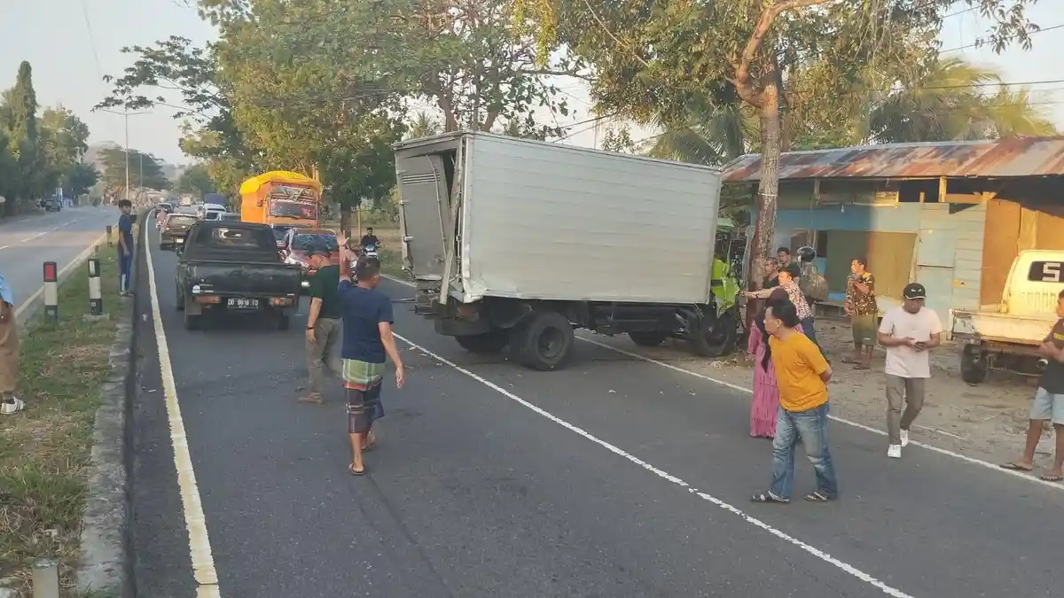Kondisi Truk yang Diseruduk Bus di Barru, Penyok Depan Belakang