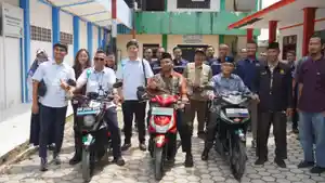 Manager-Komunikasi-dan-TJSL-PLN-UID-Sumut-bersama-Kepala-Sekolah-SMK.jpg