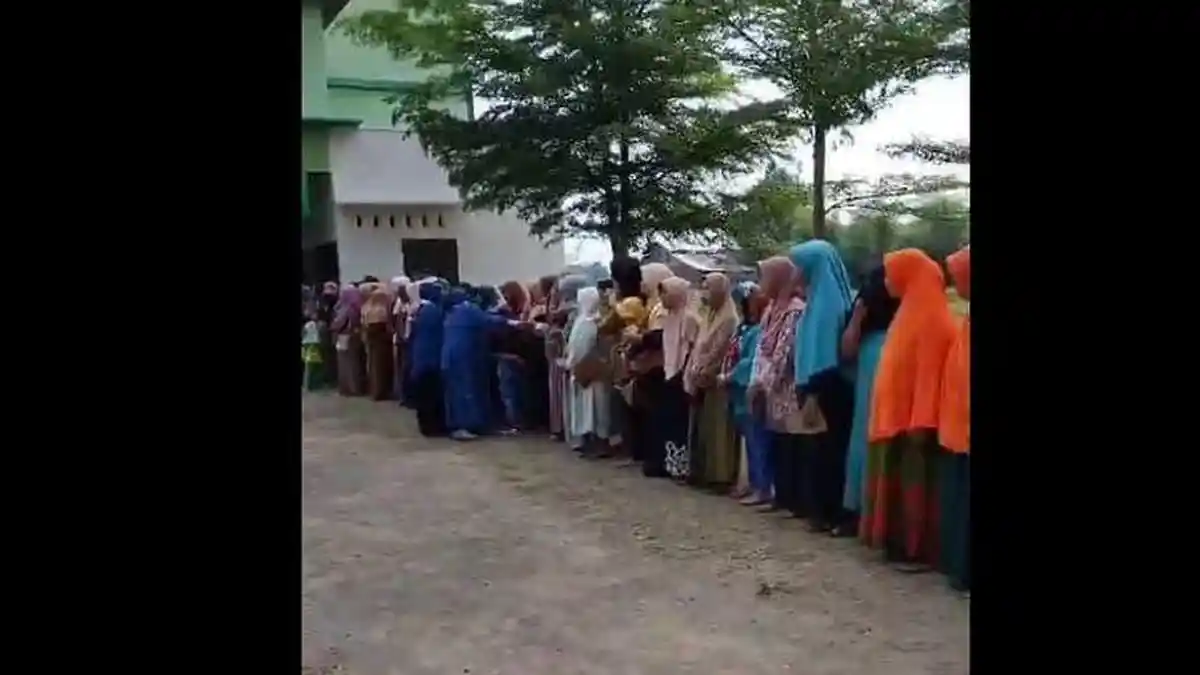 Berawal dari Candaan Kades, Warga Sekampung di Jombang Umrah Bersama, Nabung Rp10 Ribu per Hari