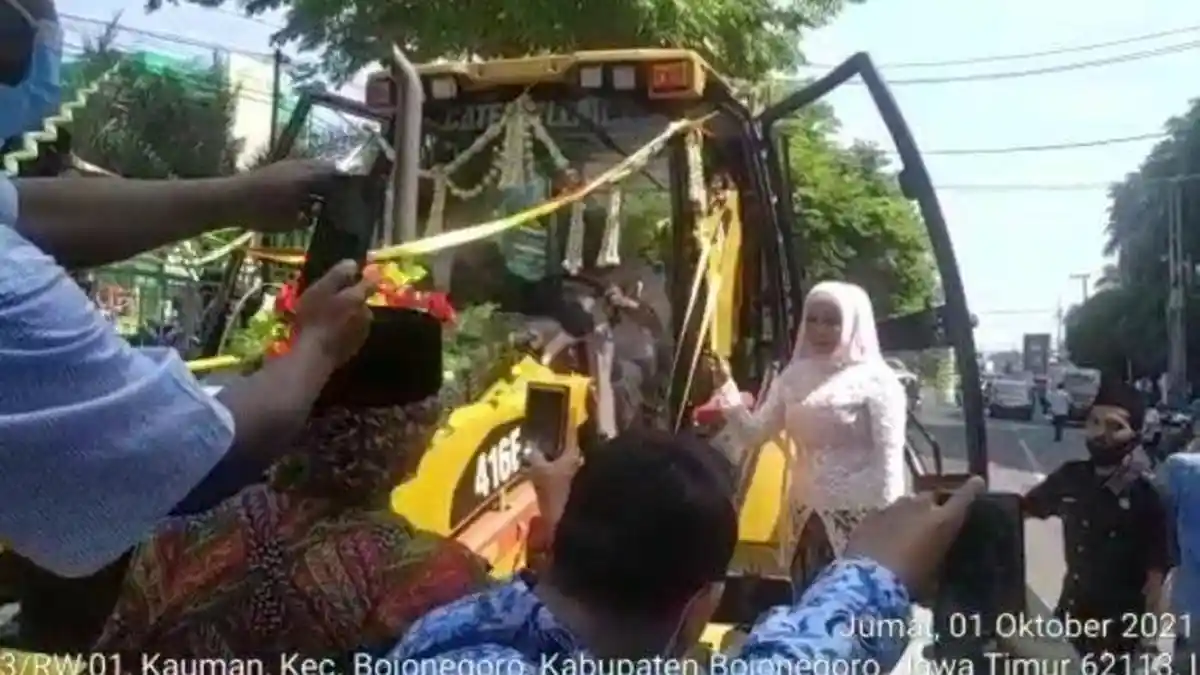 Viral Pasangan Pengantin Diarak Naik Alat Berat Loader, Sempat Setir Sendiri, Terkuak Kisah