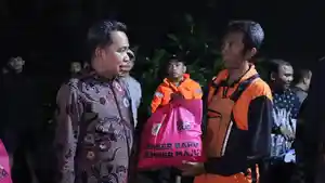 EVALUASI-PERUMAHAN-Bupati-Fawait-meninjau-korban-banjir-di-Perumahan.jpg