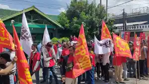 Pekerja-Demo-di-Disnaker-Lampung.jpg