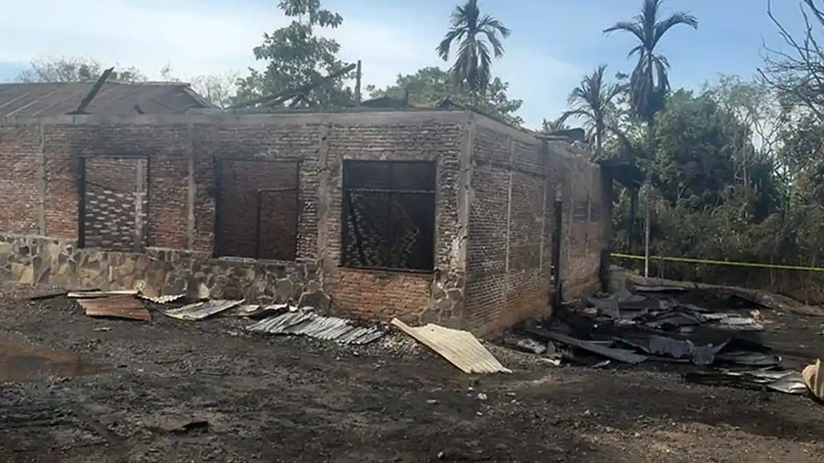 Rumah Dihuni Pekerja Jalan Tol Terbakar Bersama Tiga Mobil di Lamtamot Aceh Besar