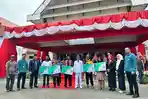 Bupati-Pasangkayu-H-Yaumil-menyerahkan-bantuan-kepada-masyarakat.jpg
