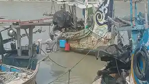 Diantara-para-nelayan-di-pantura-Sedayulawas.jpg