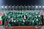 Tim-sepak-bola-putra-Jatim-merayakan-gelar-juara-PON-XXI-Aceh-Sumut-2024.jpg