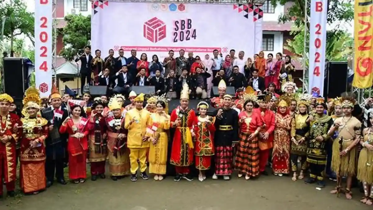 Semarak Bulan Bahasa 2024 di Unimed, Ada Parade Busana Adat dari Berbagai Daerah