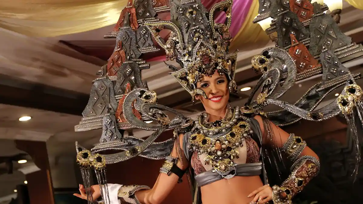 Berkah Elvira Devinamira Memakai Kostum 20 Kilogram