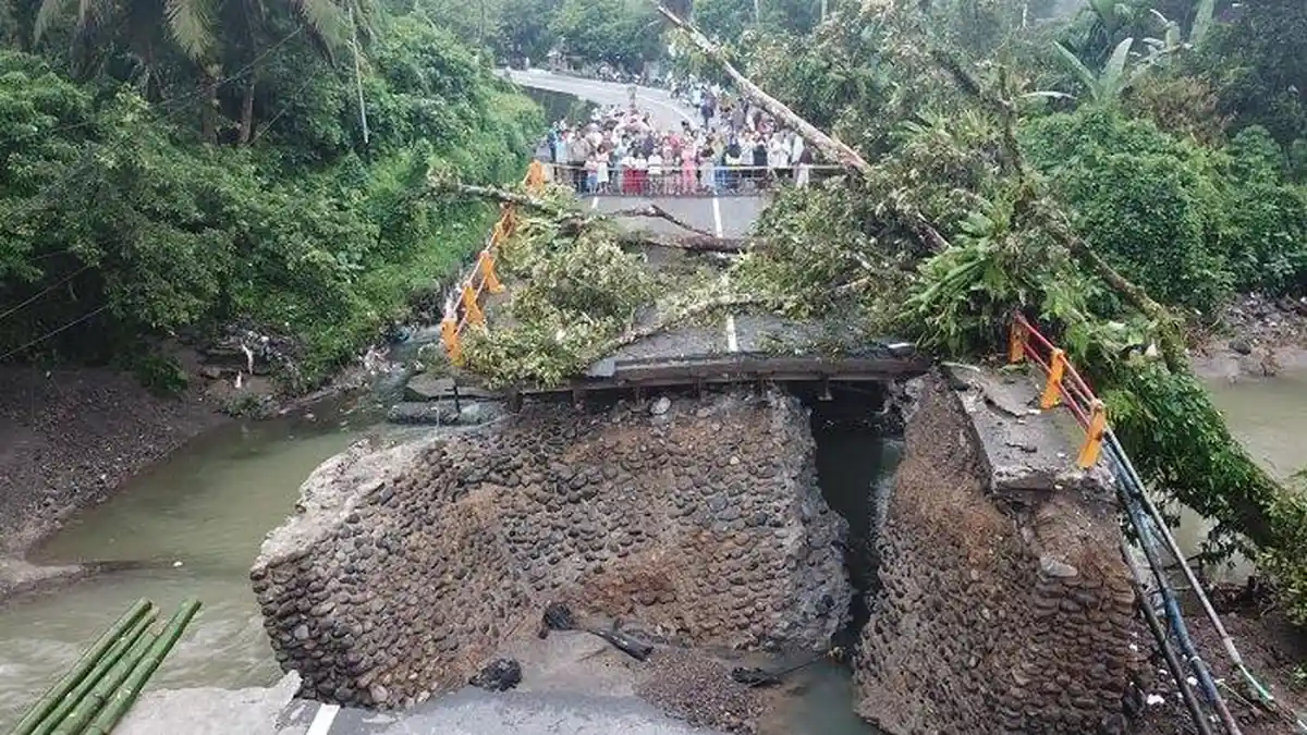 Akses Padang-Bukittinggi Masih Terputus