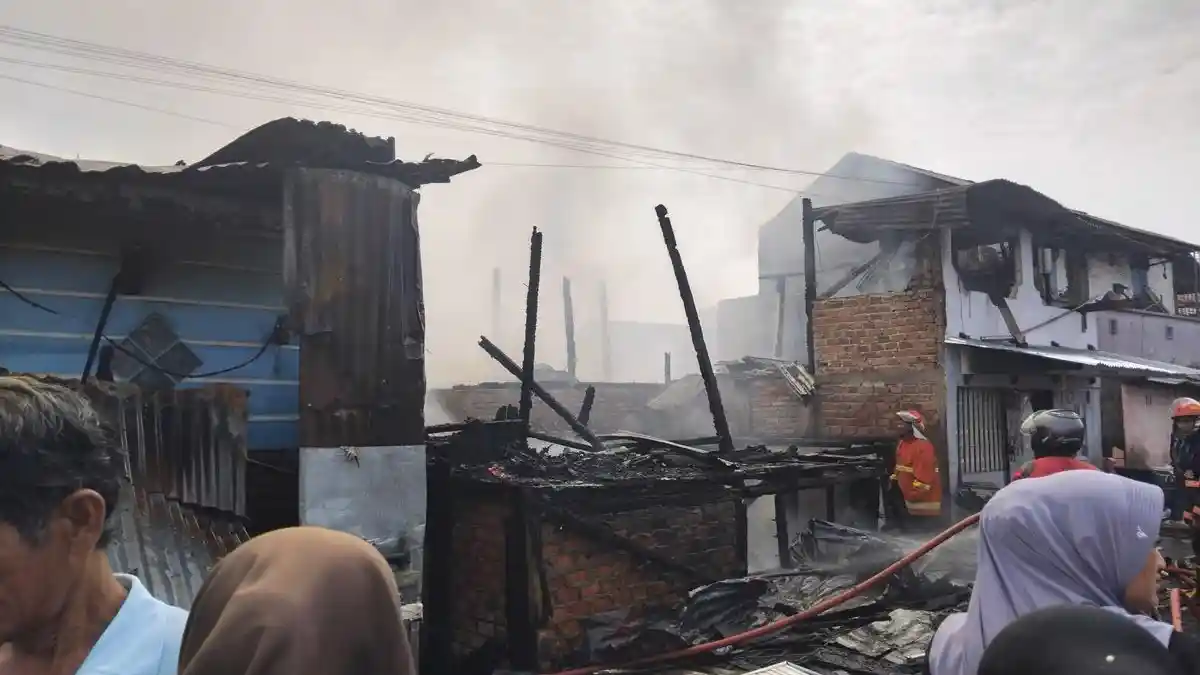 BREAKING NEWS: Kebakaran di 10 Ilir Palembang, Api Berasal dari Rumah ODGJ yang Tinggal Sendirian