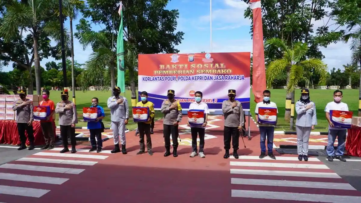 Jasa Raharja Berikan Bantuan Paket Sembako ke Warga Batam