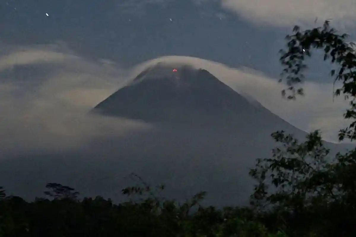 Status Siaga, Pagi Ini Gunung Merapi Keluarkan Awan Panas Guguran Sejauh 1.000 Meter