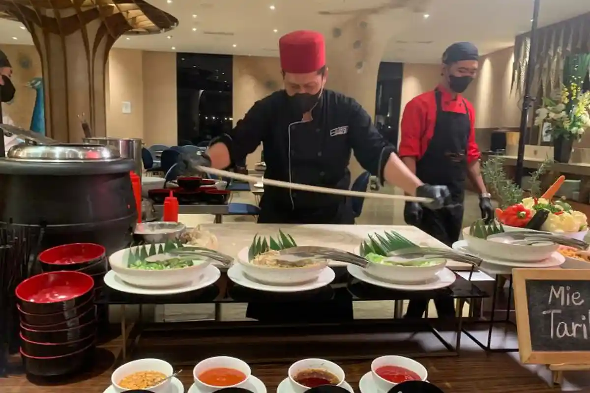 Mie Tarik dan Beef Kofta Sepanjang Satu Meter Temani Buka Puasa di Grand Dafam Signature Surabaya