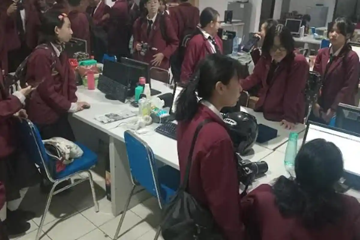 Siswa SMK Cor Jesu Malang Belajar Jurnalistik Dari Sumbernya di Kantor Redaksi Harian Surya