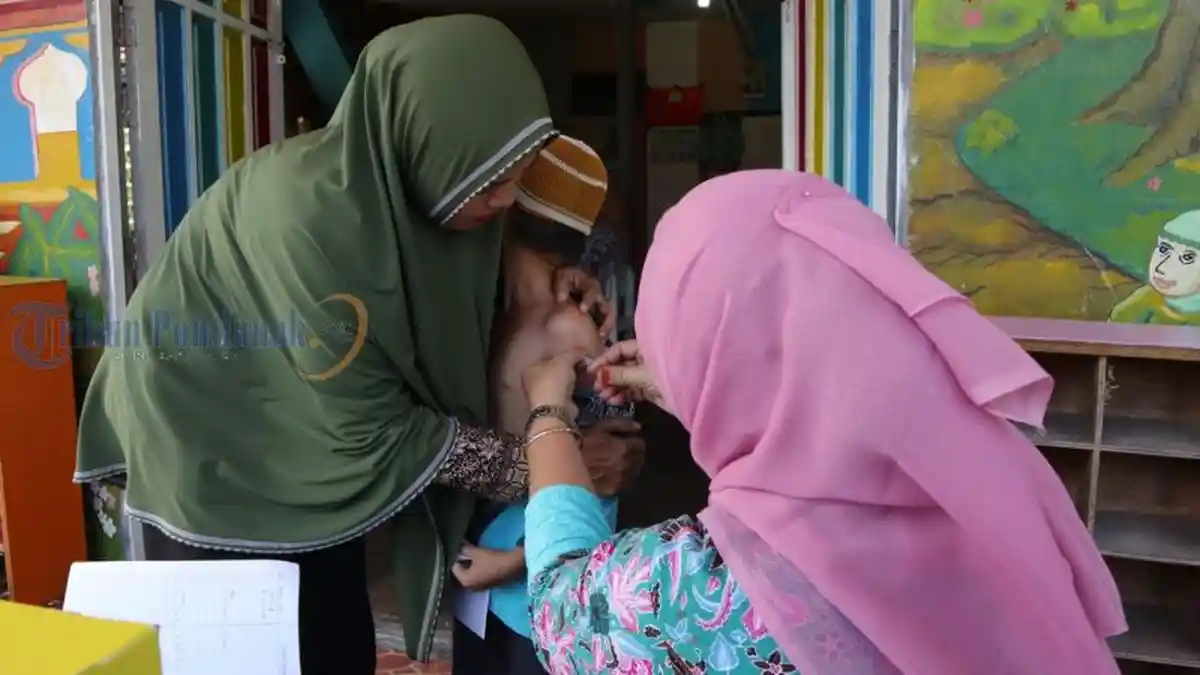 Petugas Puskesmas Berikan Vaksin Difteri Kepada Siswa TK - vaksin_20180208_220655.jpg